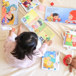 Kegiatan membaca buku anak di rumah